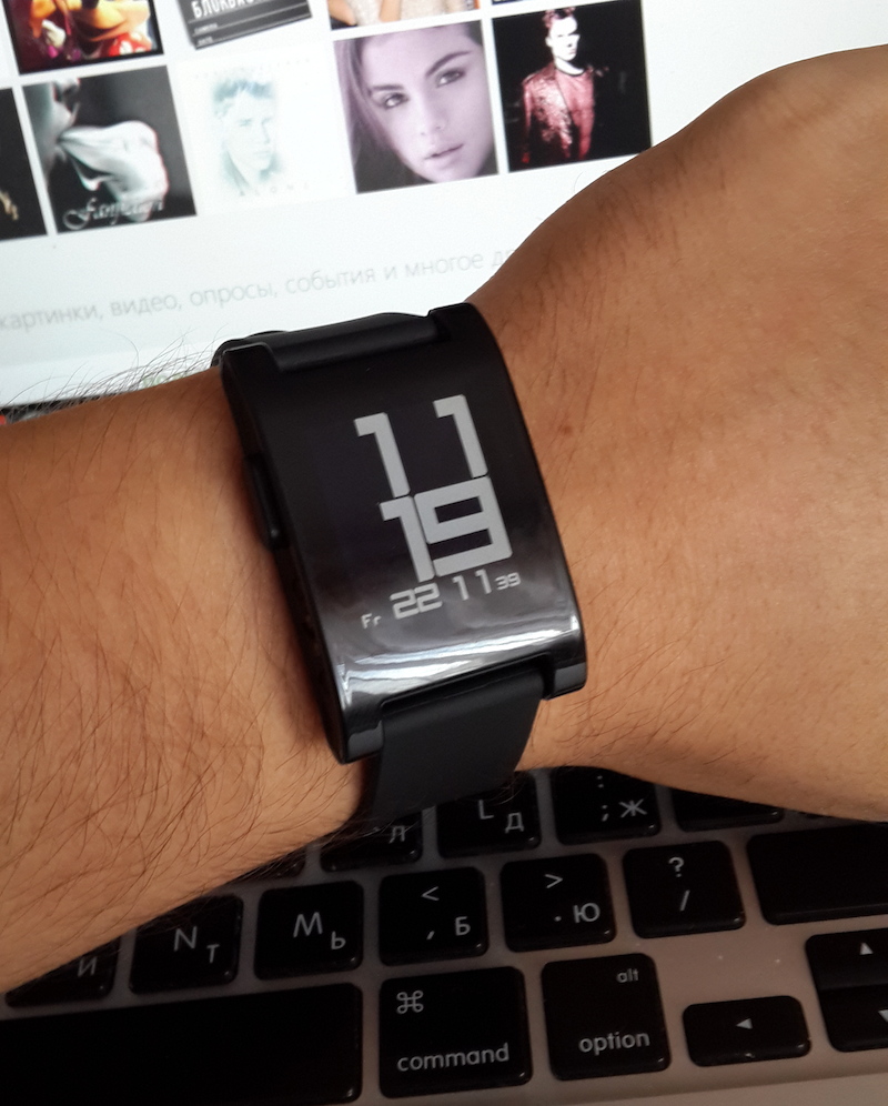 Pebble на руке